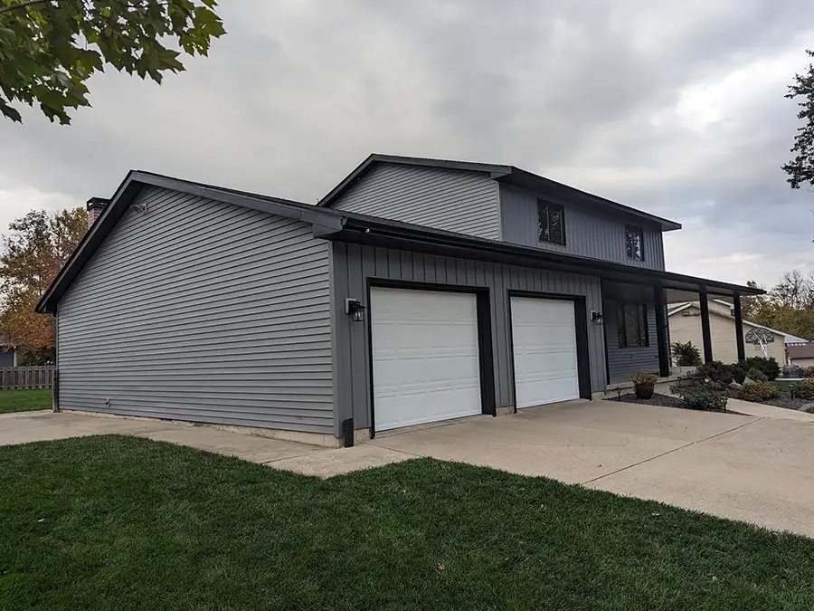 Roller Brothers Construction - vinyl siding replacement, past project - Chatham, IL